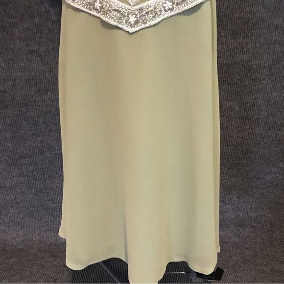 J Kara Gown Women’s Size 8 Green Long Length Beaded Bodice V-Trim Sleeveless - Picture 9 of 15